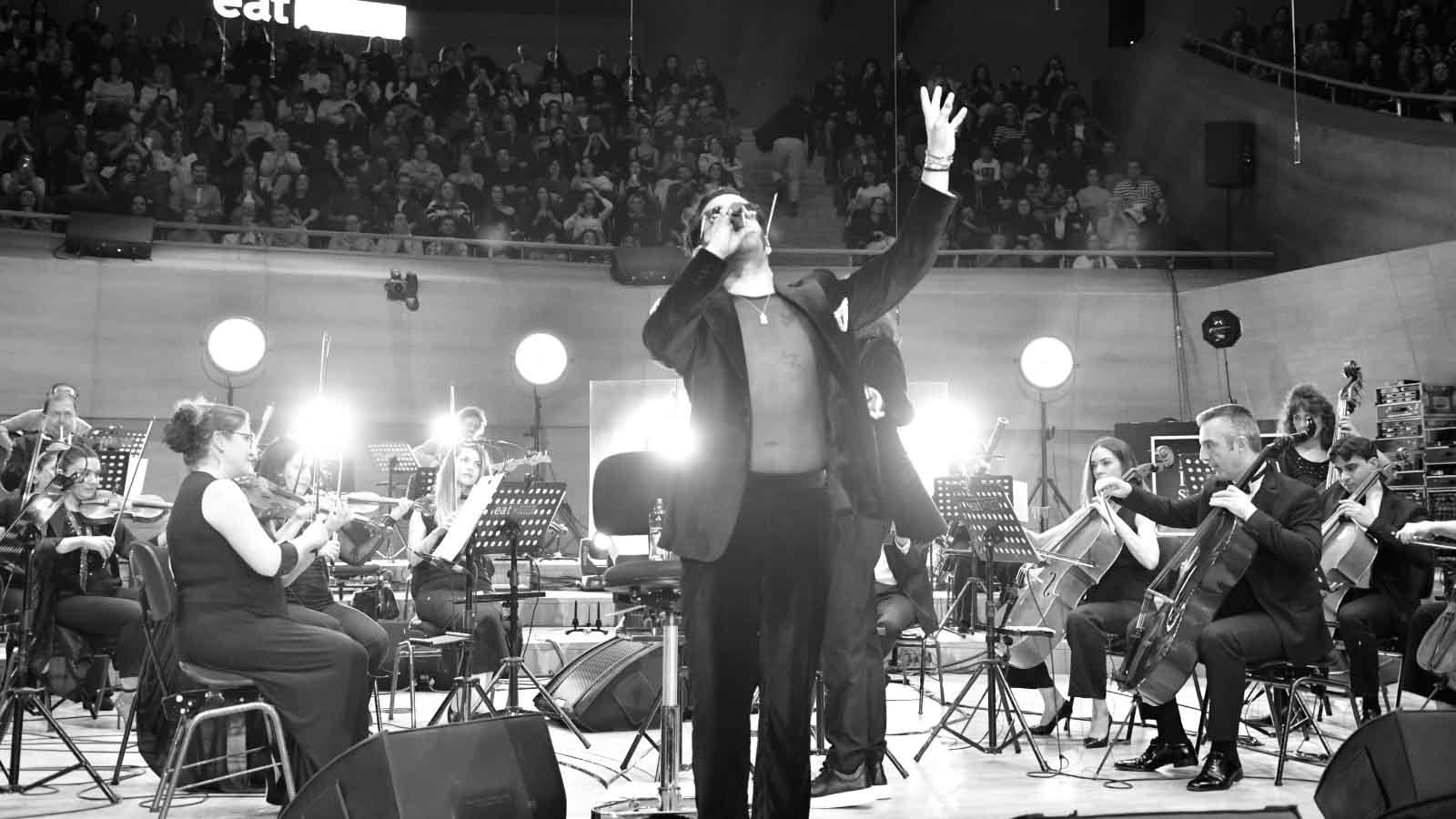 Istanbul Night Flight’un Büyüleyici Konseri: Gökhan Türkmen ve An Epic Symphony